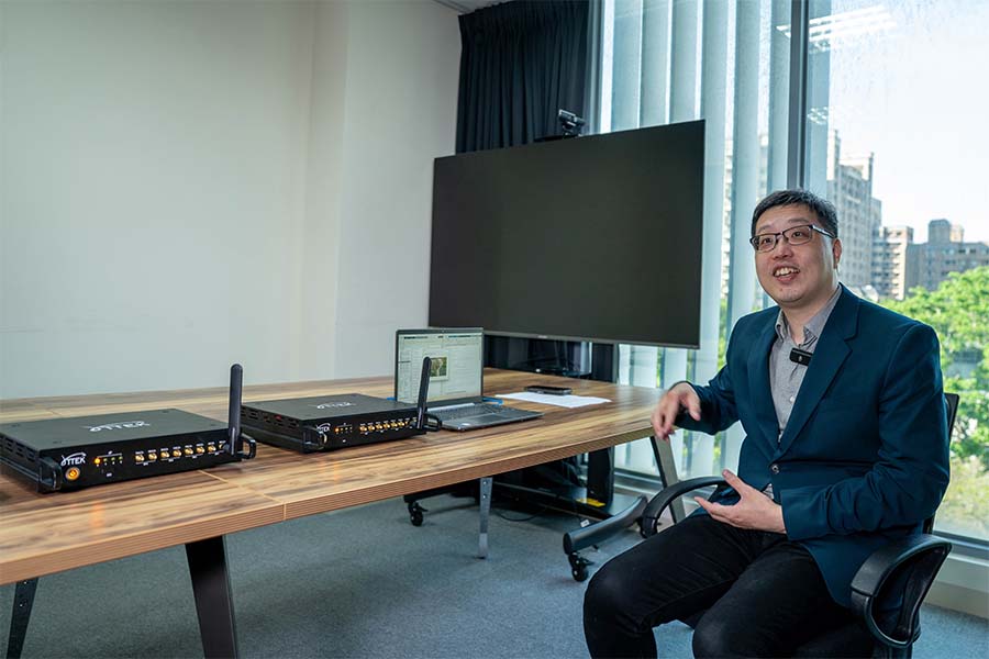 Prof. Wei Han Hsiao with PluSDR software-defined radio platform Prof. Wei Han Hsiao with PluSDR software-defined radio platform